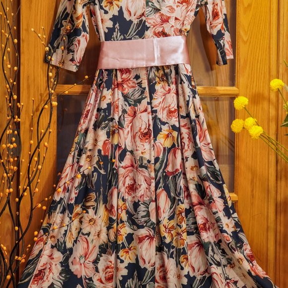 Elegant Floral Plated Dress Perfect For Every Event - Picture 4 of 4